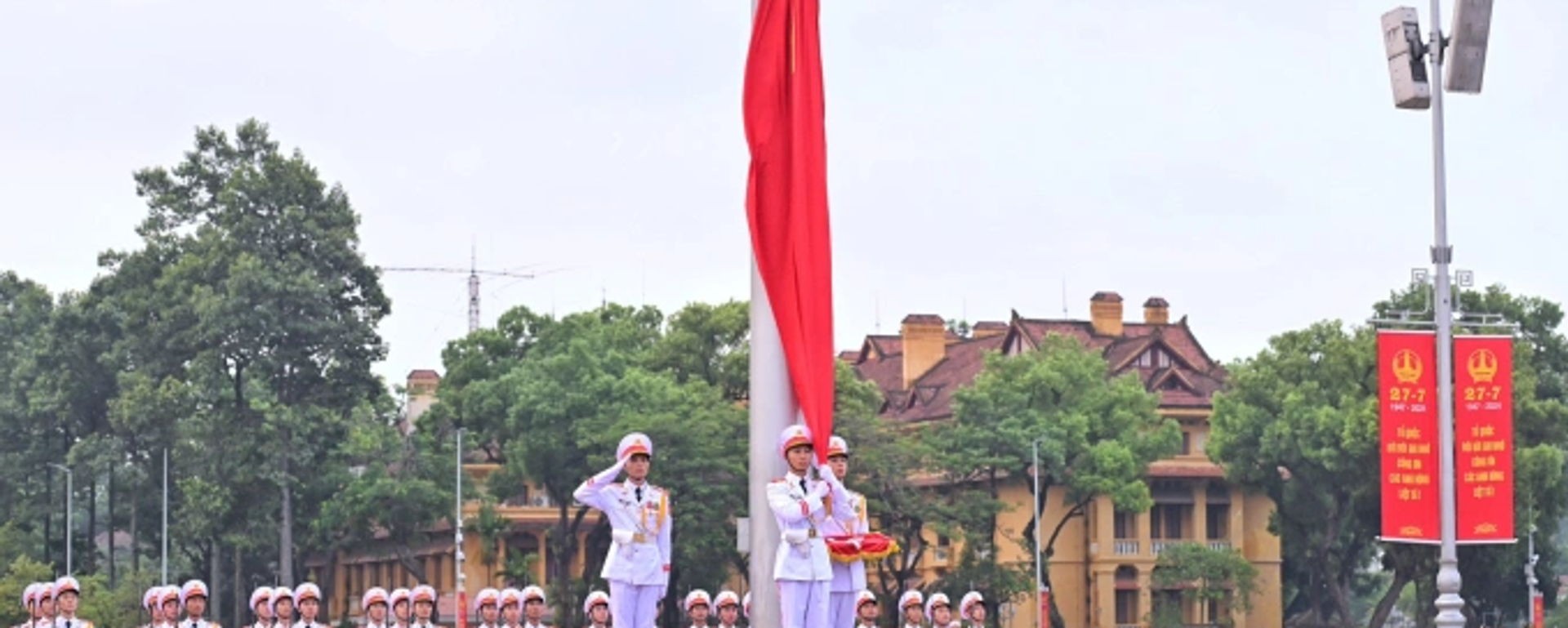 Lễ thượng cờ rủ tại quảng trường Ba Đình, tháng 7/2024 - Sputnik Việt Nam, 1920, 15.06.2025