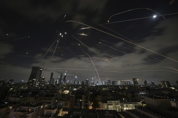 Hệ thống Iron Dome của Israel nỗ lực đánh chặn tên lửa trong đợt tấn công của Iran vào Tel Aviv - Sputnik Việt Nam