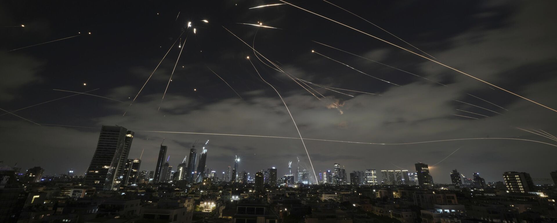 Hệ thống Iron Dome của Israel nỗ lực đánh chặn tên lửa trong đợt tấn công của Iran vào Tel Aviv - Sputnik Việt Nam, 1920, 16.06.2025