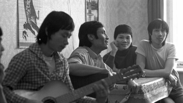 Nhân viên người Việt tại Nhà máy xe buýt Likinsky (LiAZ) ở thành phố Likino-Dulevo, tỉnh Matxcơva trong thời gian rảnh rỗi ngoài giờ làm việc. - Sputnik Việt Nam