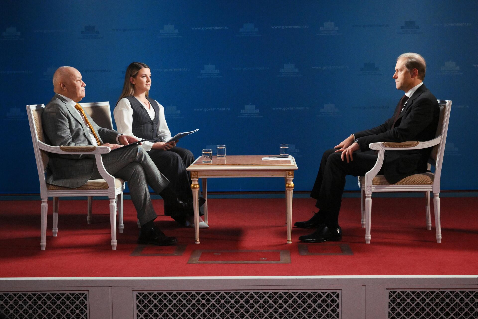 Cuộc phỏng vấn do các nhà báo Dmitry Kiselev và Alexandra Veselova thực hiện - Sputnik Việt Nam, 1920, 16.06.2025