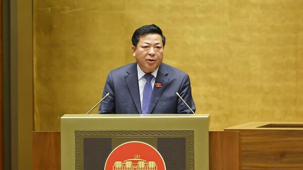 Bộ trưởng Bộ Xây dựng Trần Hồng Minh, thừa ủy quyền của Thủ tướng Chính phủ trình bày Tờ trình (bổ sung) dự án Luật Đường sắt (sửa đổi). - Sputnik Việt Nam