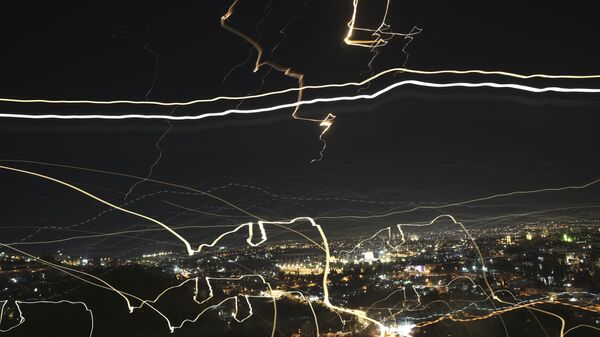 Đạn pháo trên bầu trời Jerusalem trong cuộc tấn công bằng tên lửa của Iran - Sputnik Việt Nam