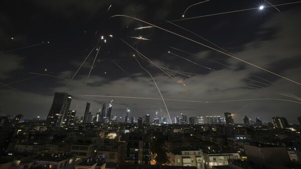 Hệ thống phòng không Iron Dome của Israel khai hỏa đánh chặn tên lửa trong cuộc tấn công của Iran vào Tel Aviv - Sputnik Việt Nam