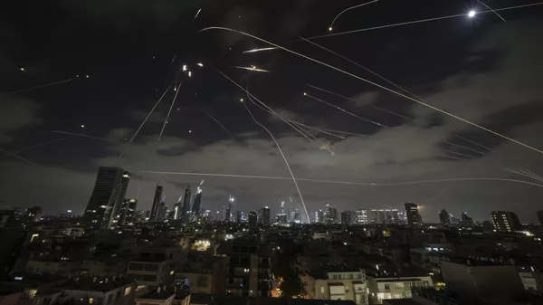 Hệ thống phòng không Iron Dome của Israel khai hỏa đánh chặn tên lửa trong cuộc tấn công của Iran vào Tel Aviv - Sputnik Việt Nam