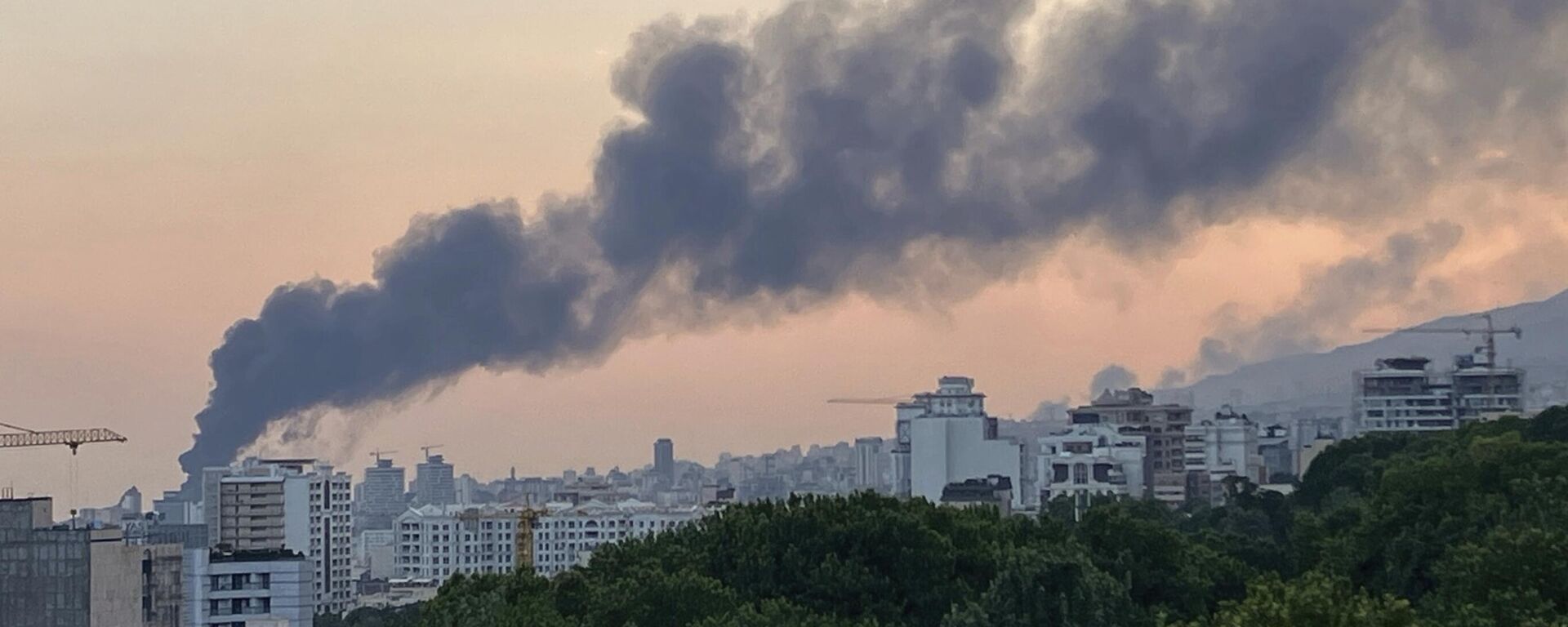 Khói bốc lên từ tòa nhà truyền hình nhà nước Iran sau cuộc không kích của Israel vào Tehran (ngày 16 tháng 6 năm 2025). Iran - Sputnik Việt Nam, 1920, 22.06.2025