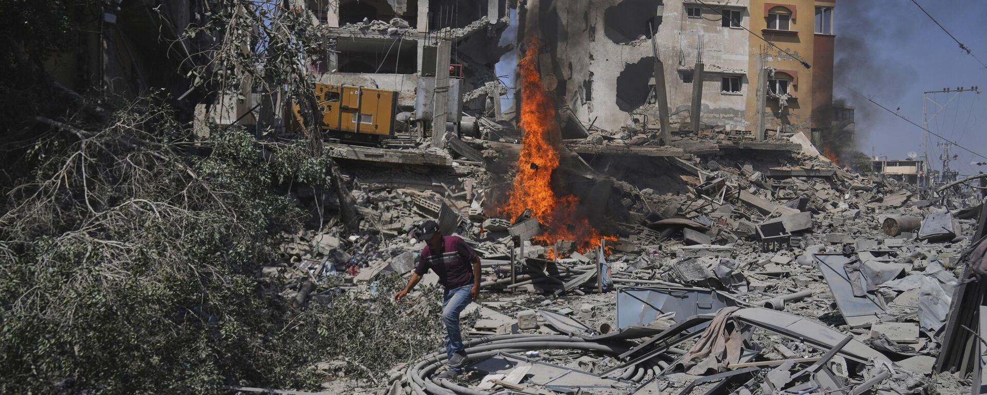 Một người Palestine đi giữa đống đổ nát của tòa nhà bị không kích Israel phá hủy - Sputnik Việt Nam, 1920, 30.09.2025