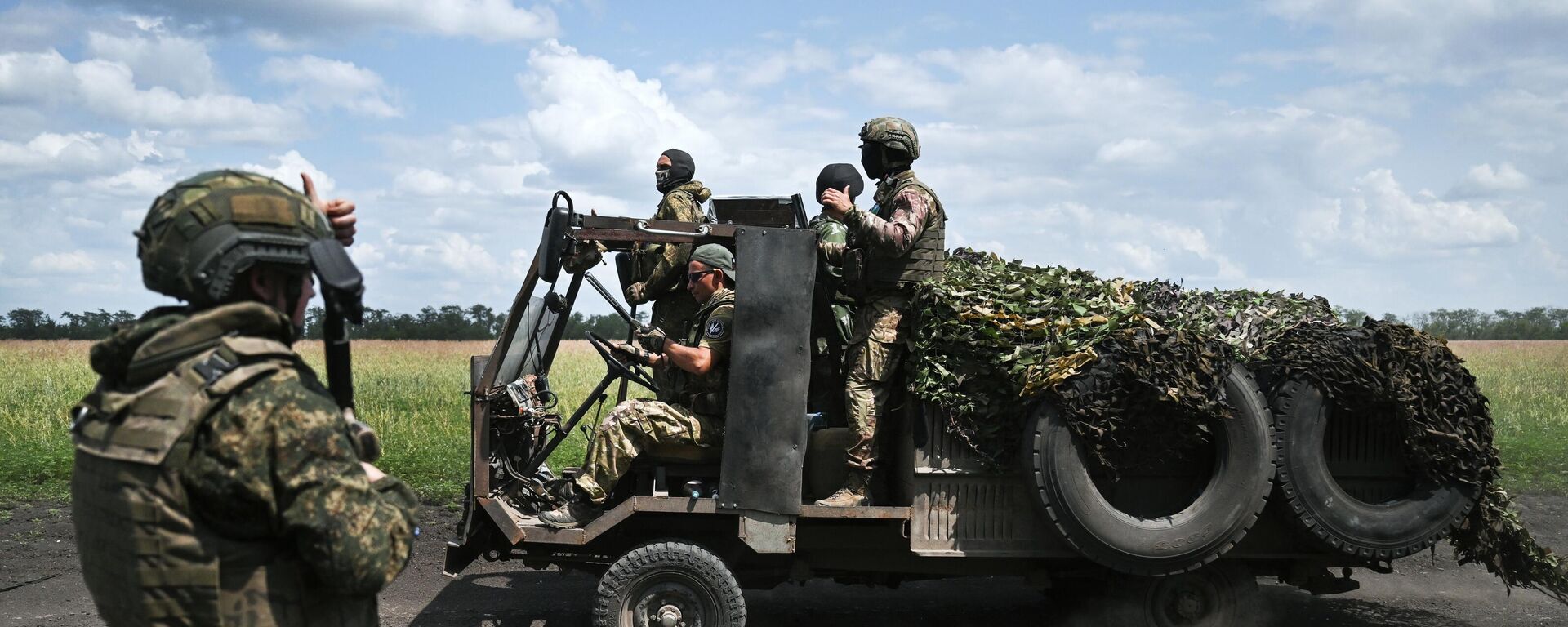 Trạm quan sát không phận của nhóm quân Trung tâm trên hướng Krasnoarmeysk, chiến dịch quân sự đặc biệt. Các trạm quan sát không phận được bố trí dọc theo các con đường dẫn đến tiền tuyến để kiểm soát bầu trời. Khi xuất hiện drone FPV, chúng sẽ bị bắn hạ bằng vũ khí bộ binh - Sputnik Việt Nam, 1920, 22.06.2025