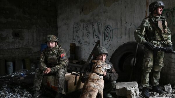 Nhóm chiến sĩ tại vị trí chiến đấu trên hướng Krasnoarmeysk, chiến dịch quân sự đặc biệt   - Sputnik Việt Nam