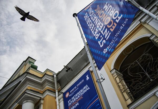 Các băng rôn mang biểu tượng Diễn đàn Kinh tế Quốc tế St.Petersburg trên tòa nhà Gostiny Dvor tại đại lộ Nevsky ở St.Petersburg - Sputnik Việt Nam