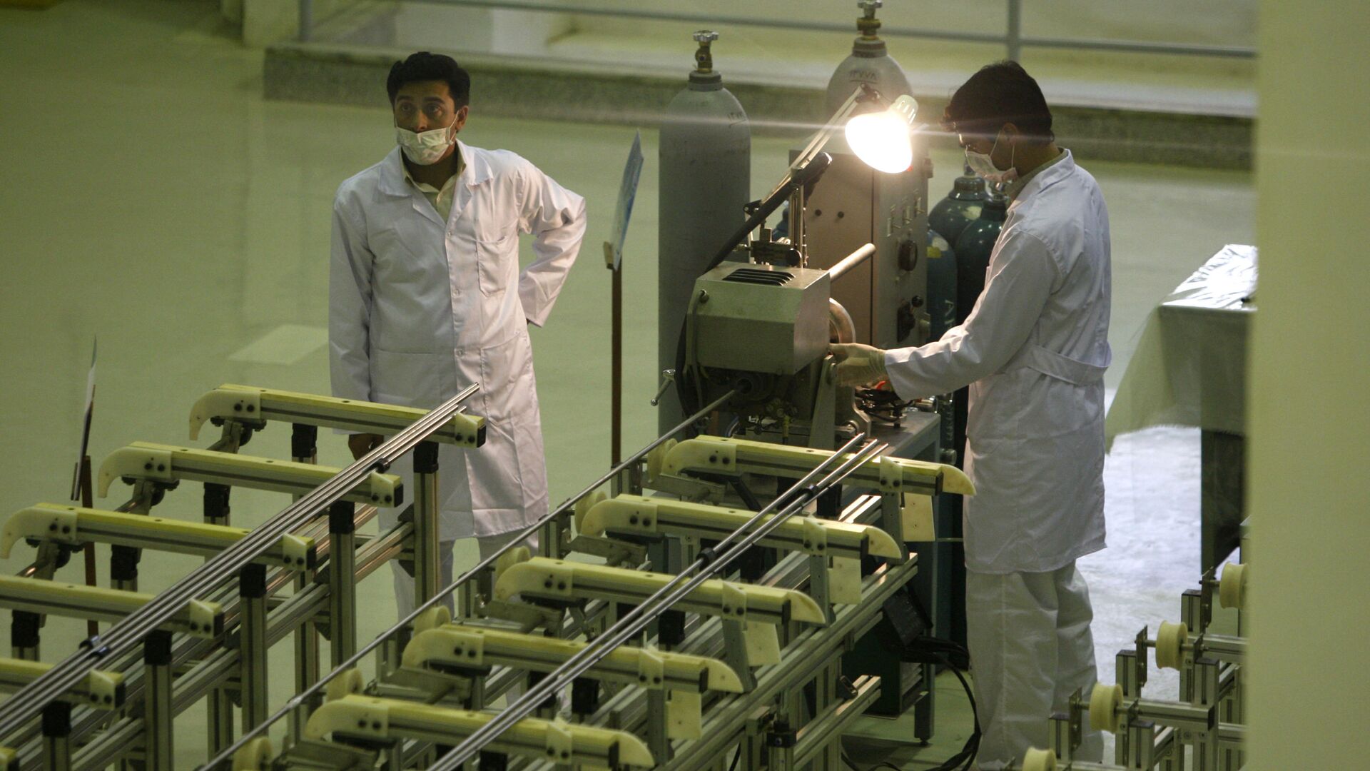 Công nhân một nhà máy sản xuất nhiên liệu uranium ở Iran Công nhân một nhà máy sản xuất nhiên liệu uranium ở Iran - Sputnik Việt Nam, 1920, 19.06.2025