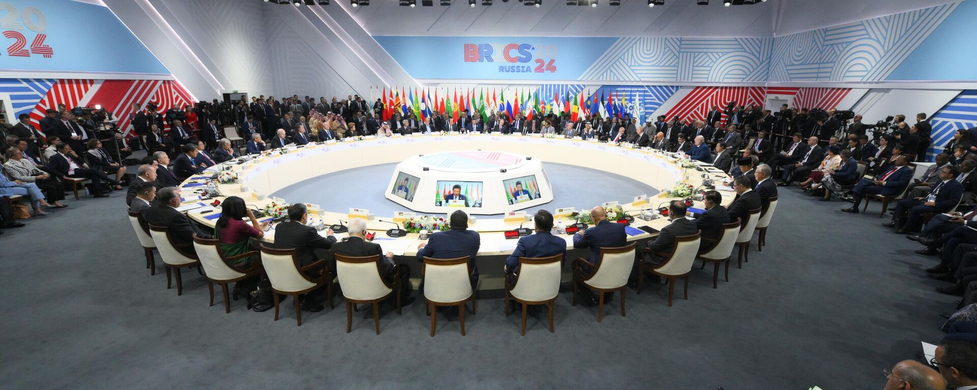 XVI саммит БРИКС. Пленарное заседание XVI саммита БРИКС в формате аутрич / БРИКС плюс - Sputnik Việt Nam, 1920, 19.06.2025