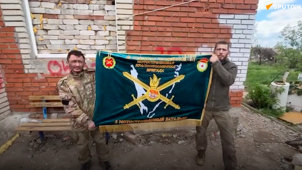 Một binh sĩ Nga đã thuyết phục được hai binh sĩ Ukraina đầu hàng chỉ bằng lời nói, không cần nổ súng - Sputnik Việt Nam
