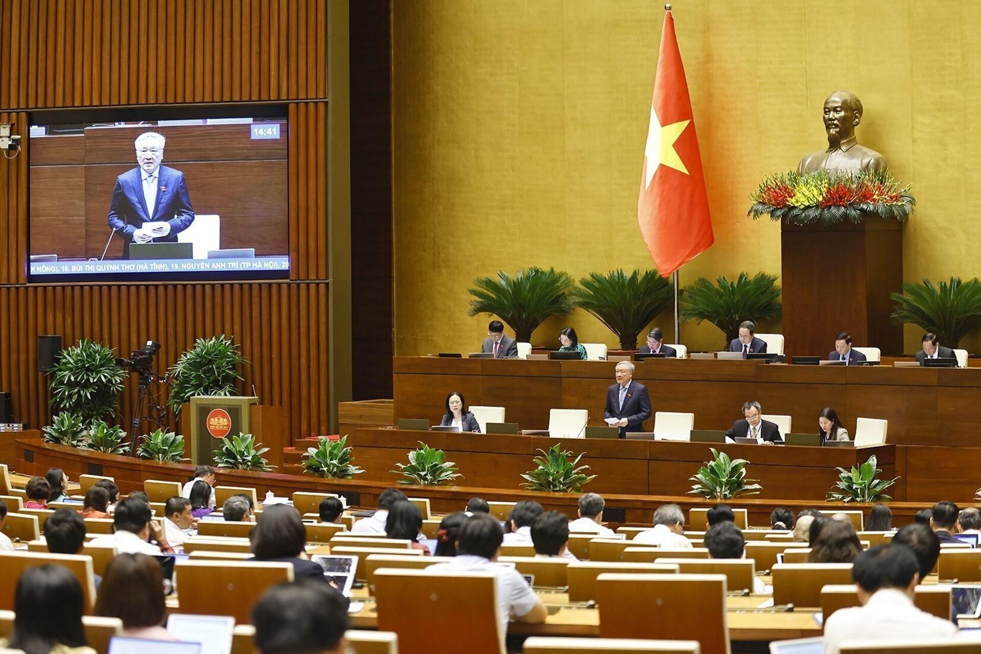 Phó Thủ tướng Thường trực Chính phủ Nguyễn Hòa Bình trả lời chất vấn - Sputnik Việt Nam, 1920, 20.06.2025