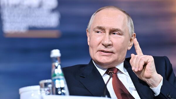 Tổng thống Nga Putin phát biểu tại phiên toàn thể của Diễn đàn Kinh tế Quốc tế St. Petersburg - Sputnik Việt Nam