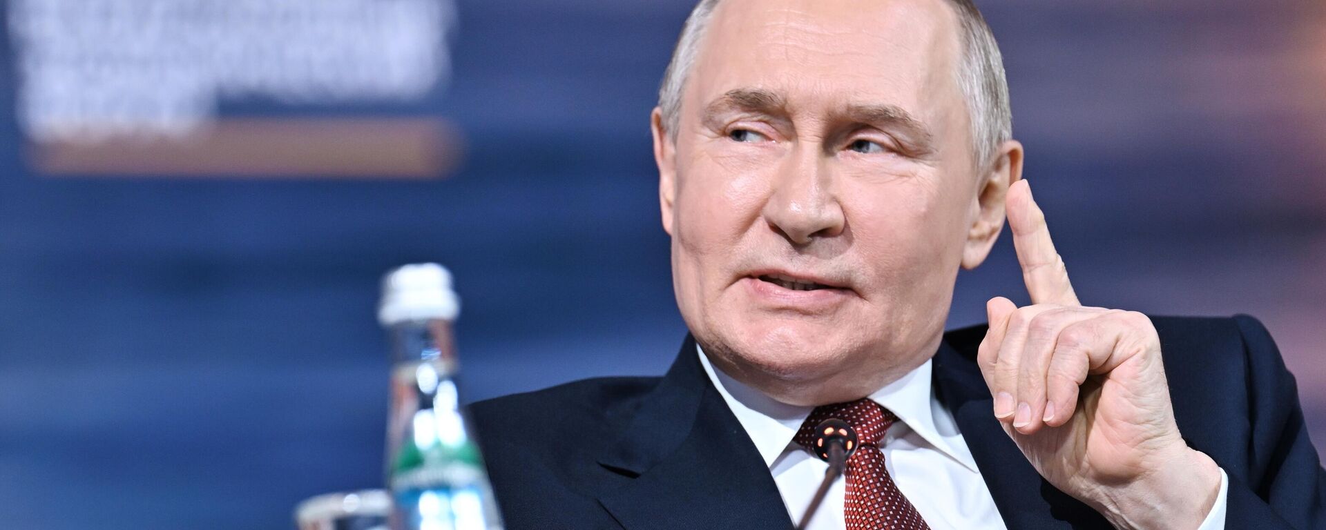 Tổng thống Nga Putin phát biểu tại phiên toàn thể của Diễn đàn Kinh tế Quốc tế St. Petersburg - Sputnik Việt Nam, 1920, 03.07.2025