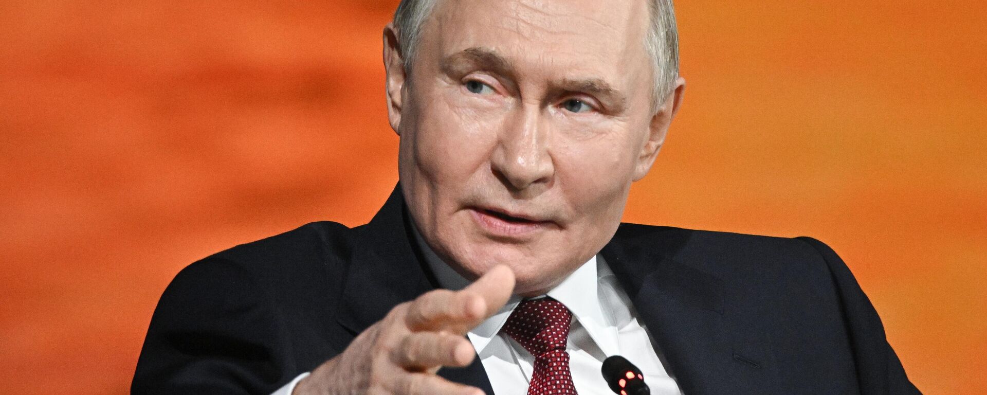 Tổng thống Nga Putin phát biểu tại phiên toàn thể của Diễn đàn Kinh tế Quốc tế St. Petersburg - Sputnik Việt Nam, 1920, 06.07.2025