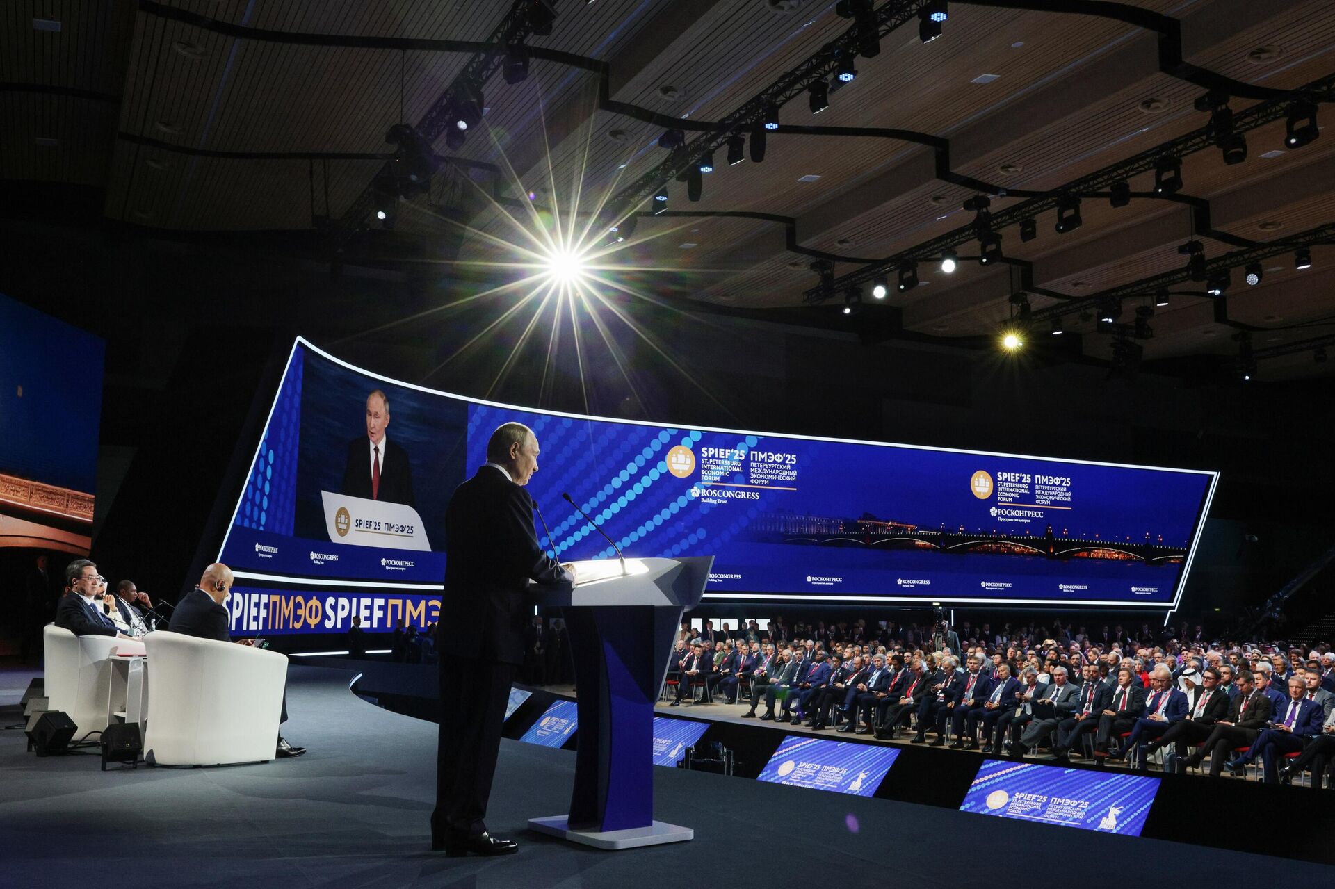 Tổng thống Nga Putin phát biểu tại phiên toàn thể của Diễn đàn Kinh tế Quốc tế St. Petersburg - Sputnik Việt Nam, 1920, 01.06.2026