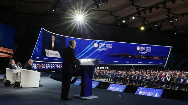 Tổng thống Nga Putin phát biểu tại phiên toàn thể của Diễn đàn Kinh tế Quốc tế St. Petersburg - Sputnik Việt Nam