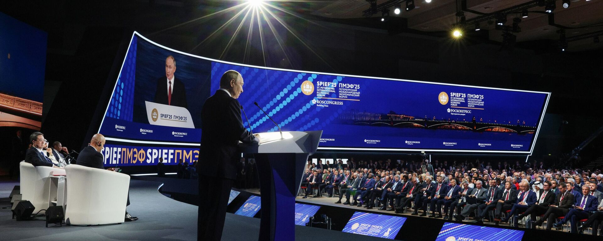 Tổng thống Nga Putin phát biểu tại phiên toàn thể của Diễn đàn Kinh tế Quốc tế St. Petersburg - Sputnik Việt Nam, 1920, 20.06.2025