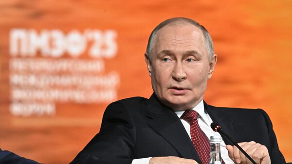 Tổng thống Nga Putin phát biểu tại phiên toàn thể của Diễn đàn Kinh tế Quốc tế St. Petersburg - Sputnik Việt Nam