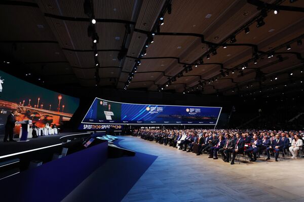 Tổng thống Nga Putin phát biểu tại phiên toàn thể của Diễn đàn Kinh tế Quốc tế St. Petersburg - Sputnik Việt Nam