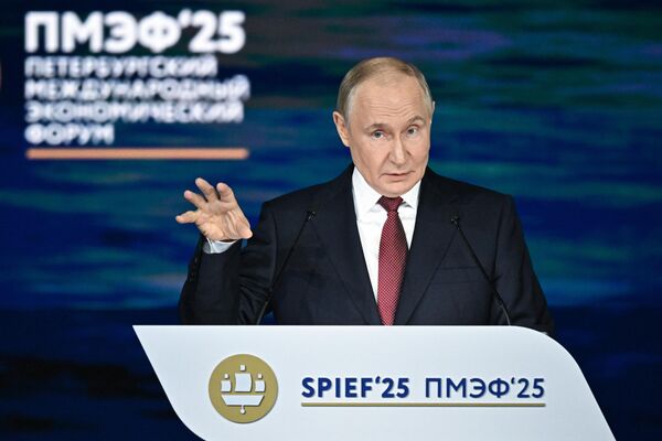 Tổng thống Nga Putin phát biểu tại phiên toàn thể của Diễn đàn Kinh tế Quốc tế St. Petersburg - Sputnik Việt Nam