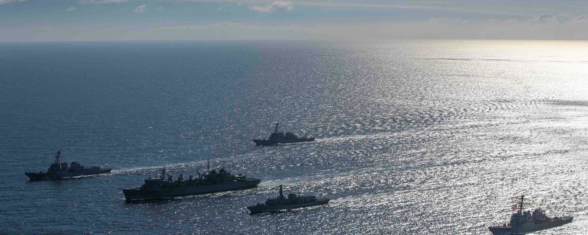 Các tàu khu trục Porter, Donald Cook và Franklin Roosevelt của Hải quân Hoa Kỳ cùng tàu khu trục Kent của Anh trong cuộc tập trận ở Biển Barents - Sputnik Việt Nam, 1920, 22.06.2025