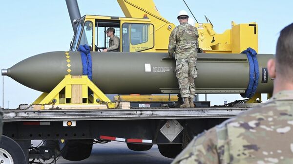 Các phi công Mỹ nhìn vào GBU-57 - Sputnik Việt Nam