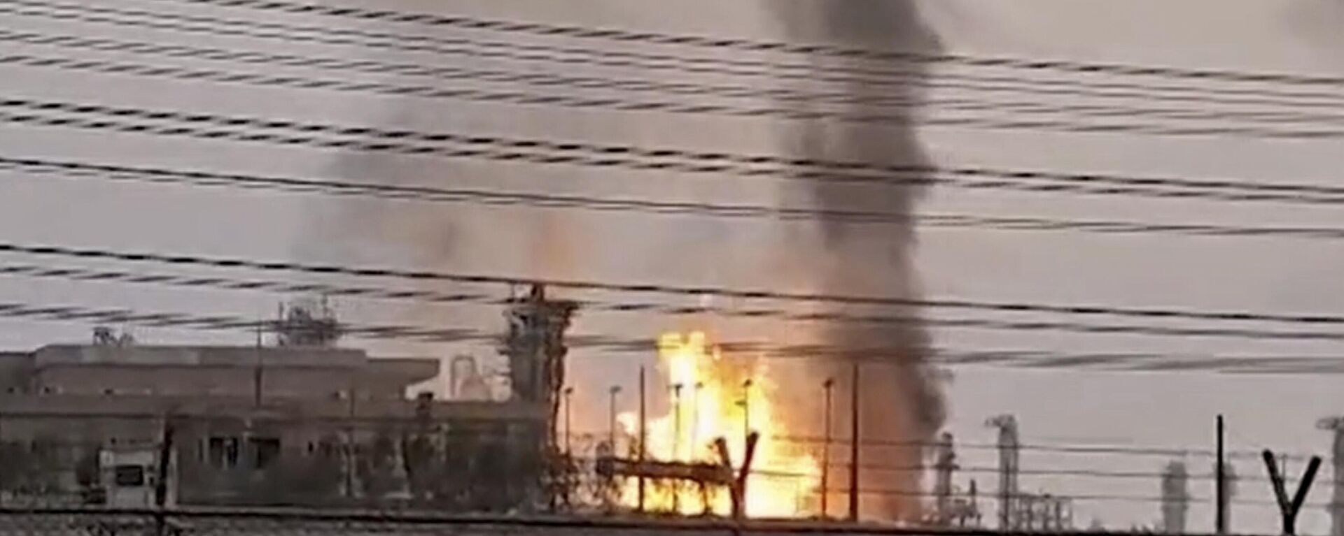 Một nhà máy lọc dầu ở mỏ khí đốt South Pars của Iran sau khi bị máy bay không người lái của Israel tấn công ở Kangan, tỉnh Bushehr của Iran - Sputnik Việt Nam, 1920, 25.06.2025
