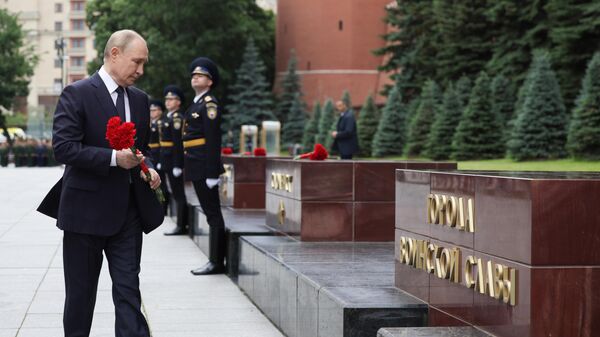 Tổng thống Putin đặt vòng hoa tại Mộ chiến sĩ vô danh - Sputnik Việt Nam