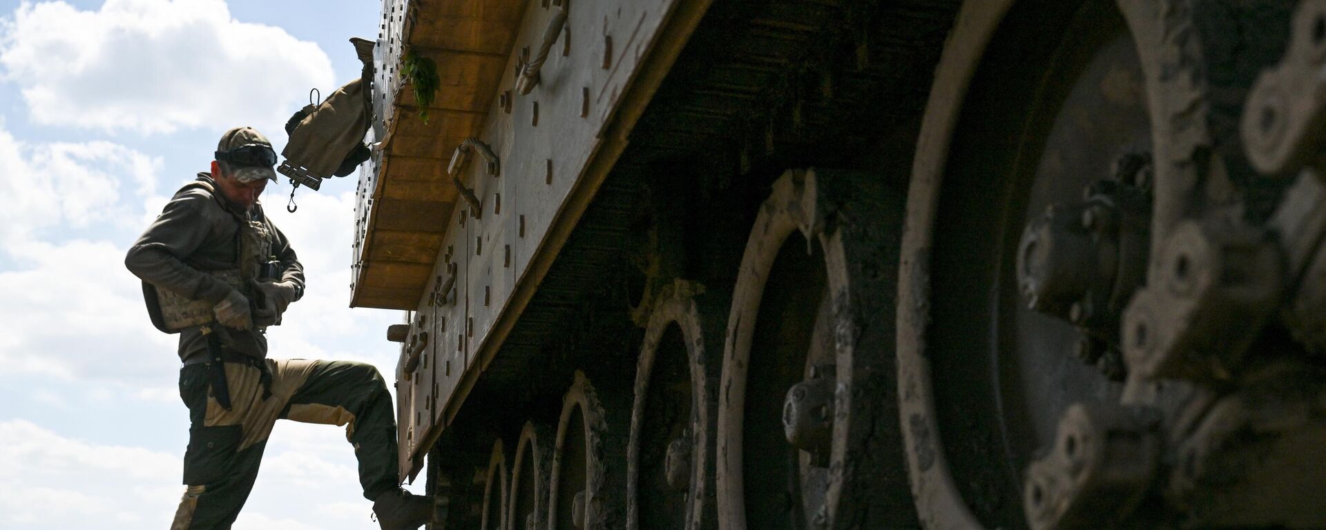 Thử nghiệm chiến lợi phẩm xe chiến đấu bộ binh Bradley tại thao trường trong khu vực chiến dịch quân sự đặc biệt - Sputnik Việt Nam, 1920, 29.06.2025