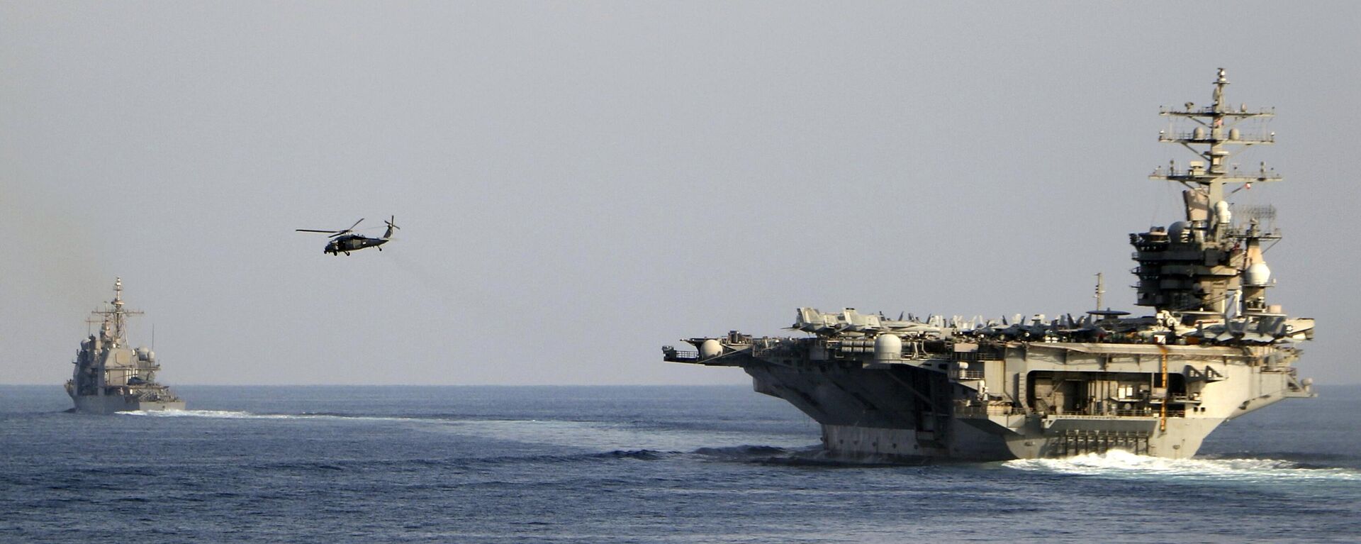 Tàu sân bay USS Dwight D. Eisenhower và các tàu chiến hộ tống vượt qua eo biển Hormuz - Sputnik Việt Nam, 1920, 23.06.2025