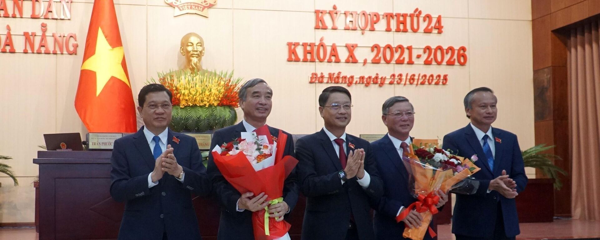 Chủ tịch UBND và Chủ tịch Ủy ban MTTQ Việt Nam thành phố Đà Nẵng xin nghỉ hưu trước tuổi - Sputnik Việt Nam, 1920, 23.06.2025