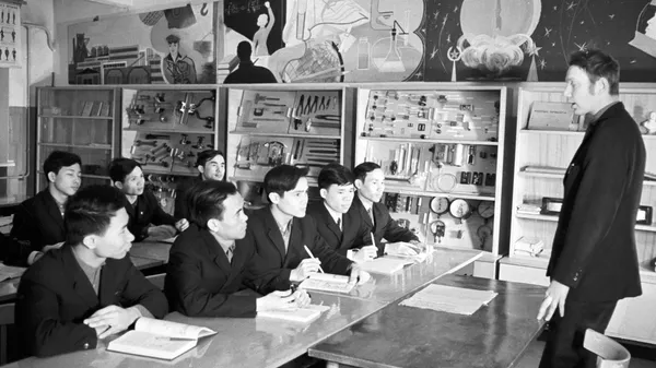 Sinh viên Việt Nam trong thời gian thực tập tại Nhà máy luyện kim Cherepovets (nay là Nhà máy đúc và cơ khí Cherepovets). - Sputnik Việt Nam