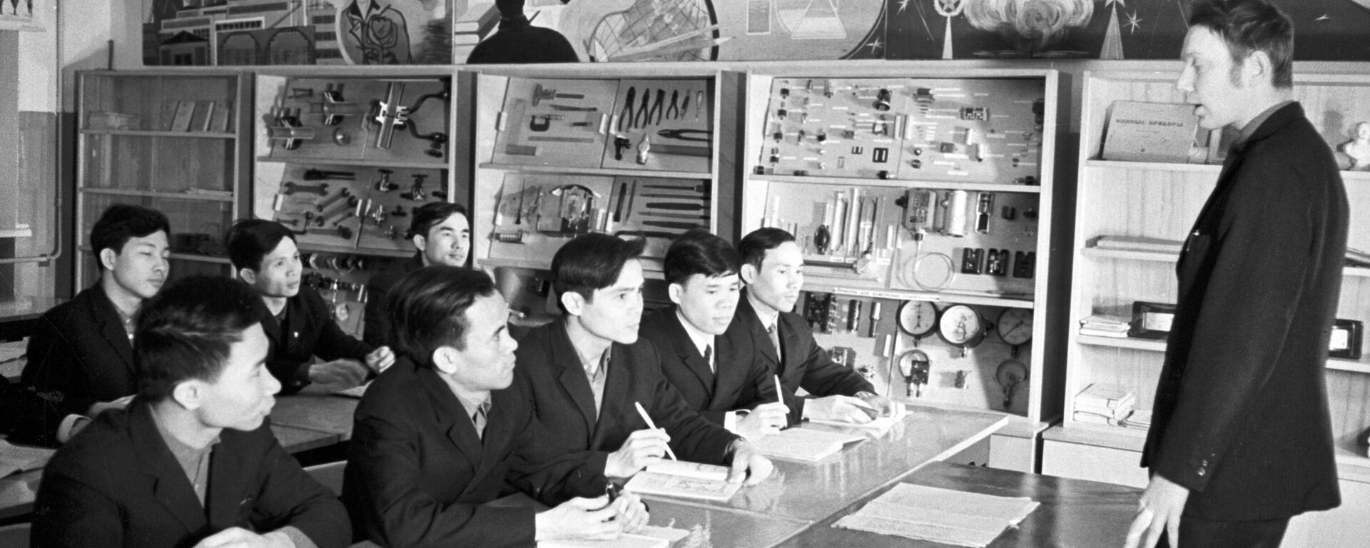 Sinh viên Việt Nam trong thời gian thực tập tại Nhà máy luyện kim Cherepovets (nay là Nhà máy đúc và cơ khí Cherepovets). - Sputnik Việt Nam, 1920, 23.06.2025