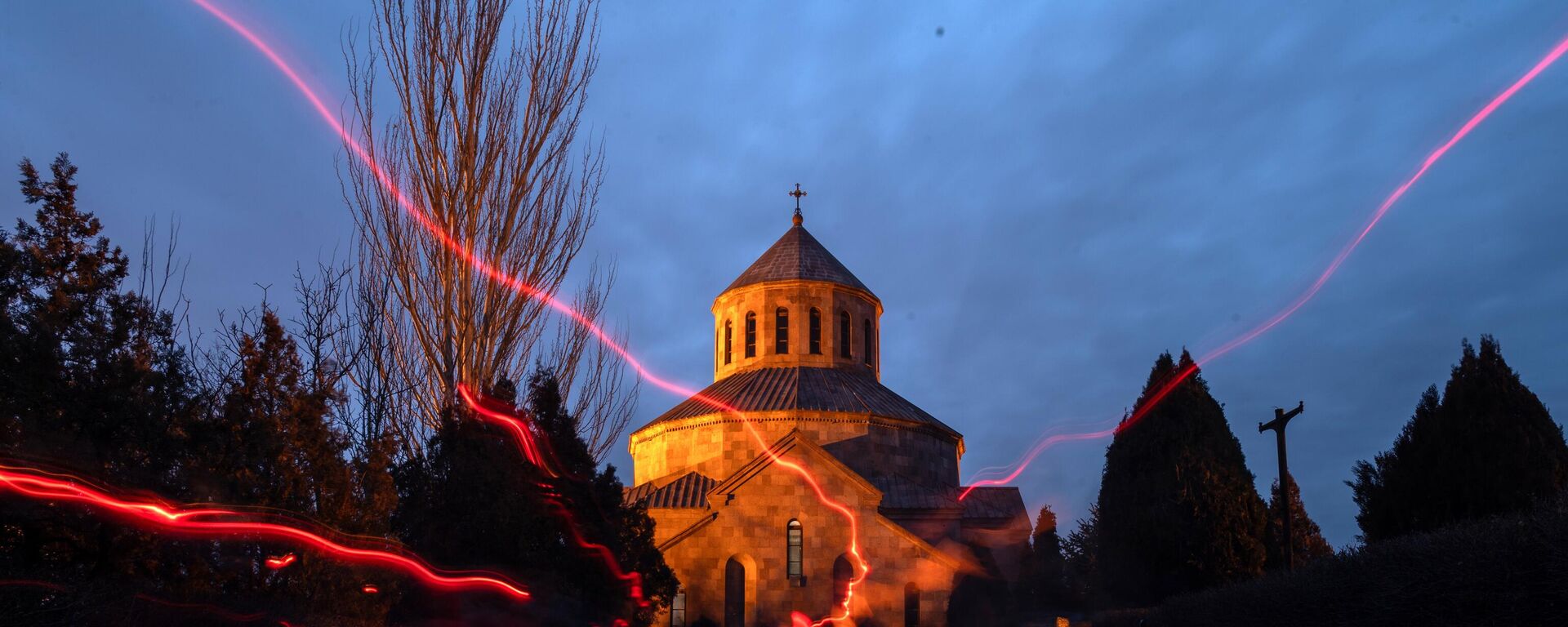 Верующие в церкви святого Саркиса в Ереване, Армения - Sputnik Việt Nam, 1920, 08.07.2025