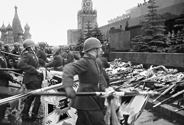 Lễ diễu binh của Hồng quân trên Quảng trường Đỏ ngày 24/6/1945. Nghi thức ném cờ và hiệu kỳ Đức xuống chân Lăng Lenin - Sputnik Việt Nam