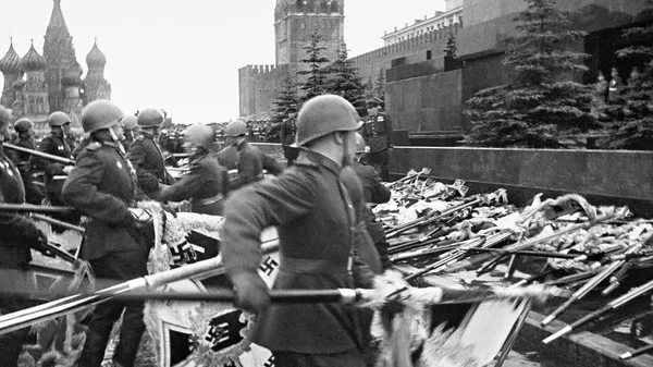 Lễ diễu binh của Hồng quân trên Quảng trường Đỏ ngày 24/6/1945. Nghi thức ném cờ và hiệu kỳ Đức xuống chân Lăng Lenin - Sputnik Việt Nam