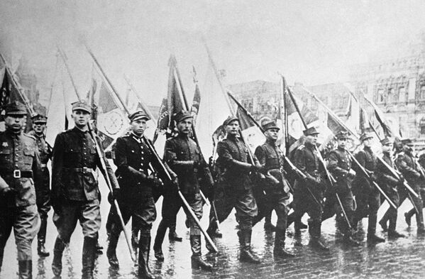 Binh sĩ Ba Lan diễu hành cùng cờ hiệu trong Lễ diễu binh Chiến thắng trên Quảng trường Đỏ - Sputnik Việt Nam