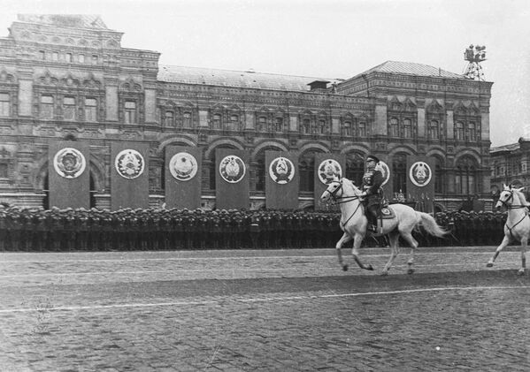 Phó Tổng tư lệnh tối cao, Nguyên soái Liên Xô Georgy Zhukov chủ trì Lễ duyệt binh Chiến thắng tại Quảng trường Đỏ ở Moskva vào ngày 24 tháng 6 năm 1945 - Sputnik Việt Nam