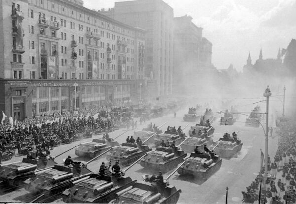 Lễ diễu binh Chiến thắng tại Moskva 24/6/1945. Các khẩu pháo tự hành di chuyển qua phố Gorky tiến về Quảng trường Đỏ - Sputnik Việt Nam