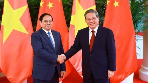 Thủ tướng Phạm Minh Chính và Thủ tướng Trung Quốc Lý Cường trước khi bắt đầu cuộc hội đàm chiều ngày 24/6. - Sputnik Việt Nam