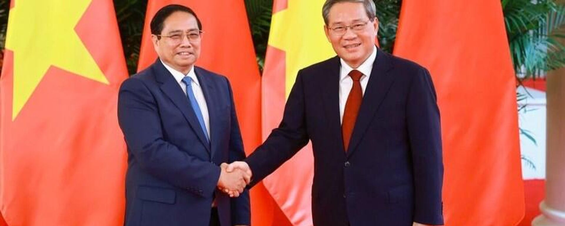 Thủ tướng Phạm Minh Chính và Thủ tướng Trung Quốc Lý Cường trước khi bắt đầu cuộc hội đàm chiều ngày 24/6. - Sputnik Việt Nam, 1920, 24.06.2025