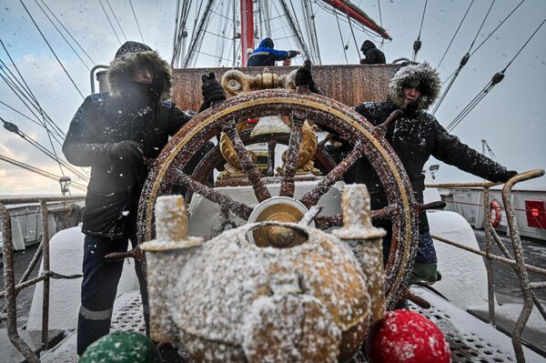 Học viên-thực tập sinh lái tàu buồm «Sedov». - Sputnik Việt Nam
