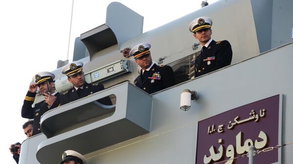 Các thành viên của phái đoàn Iran trên boong khu trục hạm từ đội tàu chiến của Hải quân Iran - Sputnik Việt Nam