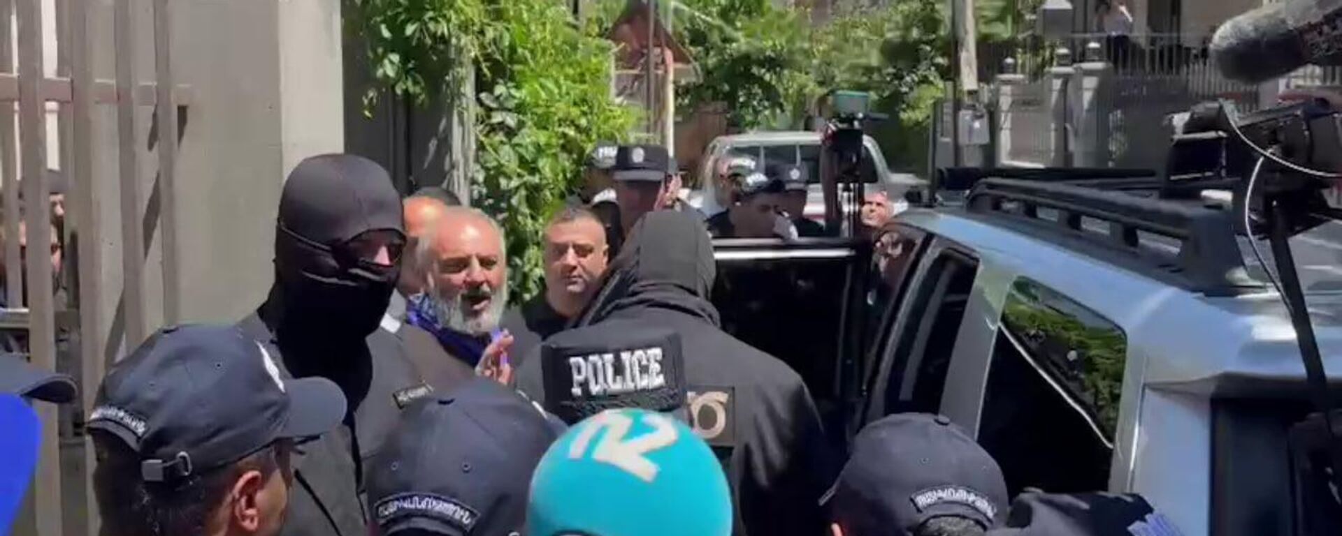Архиепископа Баграта Галстяна увезли сотрудники СНБ после обысков в его доме - Sputnik Việt Nam, 1920, 25.06.2025
