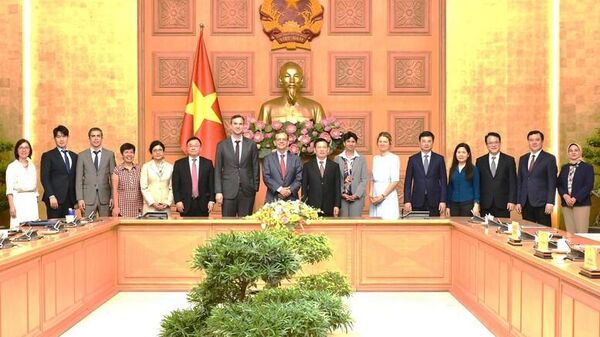 Đoàn cán bộ của Quỹ Tiền tệ Quốc tế (IMF) tại buổi làm việc với Phó Thủ tướng Chính phủ Hồ Đức Phớc vào ngày 24/6 - Sputnik Việt Nam
