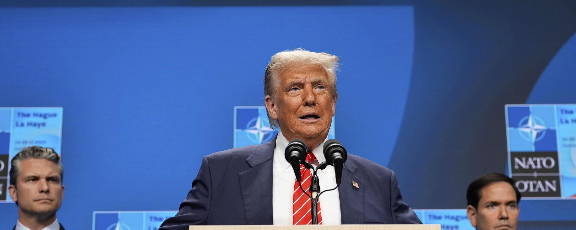 Tổng thống Hoa Kỳ Donald Trump phát biểu tại một cuộc họp báo sau hội nghị thượng đỉnh NATO với Ngoại trưởng Marco Rubio, bên phải, và Bộ trưởng Quốc phòng Pete Hegseth lắng nghe, tại The Hague, Hà Lan, thứ Tư, ngày 25 tháng 6 năm 2025. - Sputnik Việt Nam, 1920, 26.06.2025