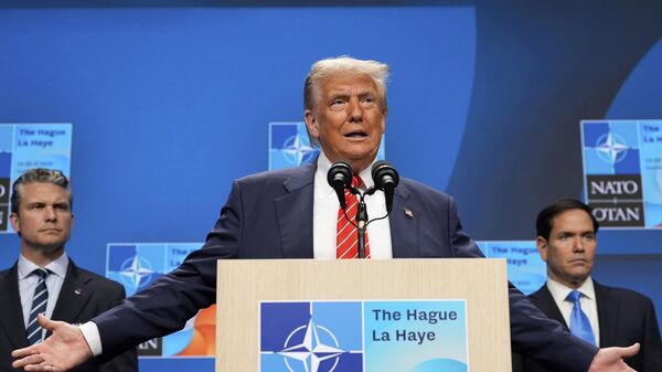 Tổng thống Hoa Kỳ Donald Trump phát biểu tại một cuộc họp báo sau hội nghị thượng đỉnh NATO với Ngoại trưởng Marco Rubio, bên phải, và Bộ trưởng Quốc phòng Pete Hegseth lắng nghe, tại The Hague, Hà Lan, thứ Tư, ngày 25 tháng 6 năm 2025. - Sputnik Việt Nam